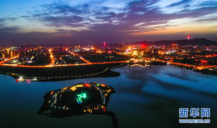 5月28日,航拍的安徽省淮北市中湖湿地公园夜景.