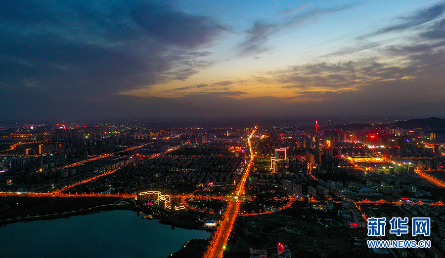 5月28日,航拍的安徽省淮北市中湖湿地公园夜景.