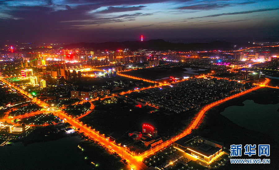 5月28日,航拍的安徽省淮北市中湖湿地公园夜景.