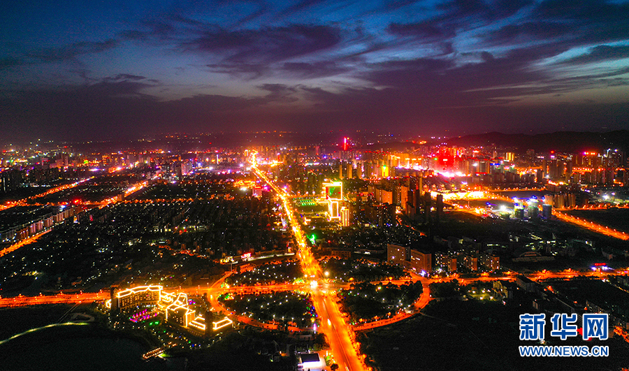 5月28日,航拍的安徽省淮北市中湖湿地公园夜景.