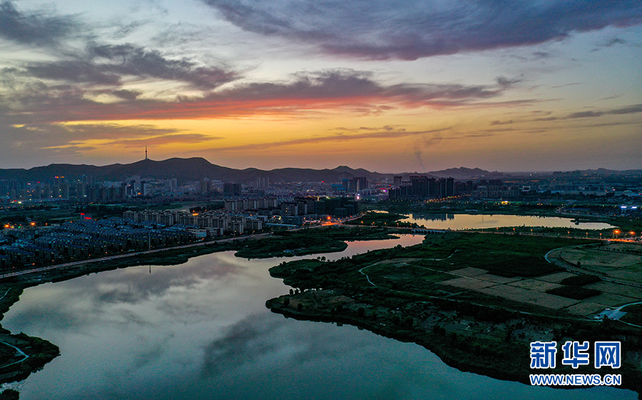 5月28日,航拍的安徽省淮北市中湖湿地公园夜景.