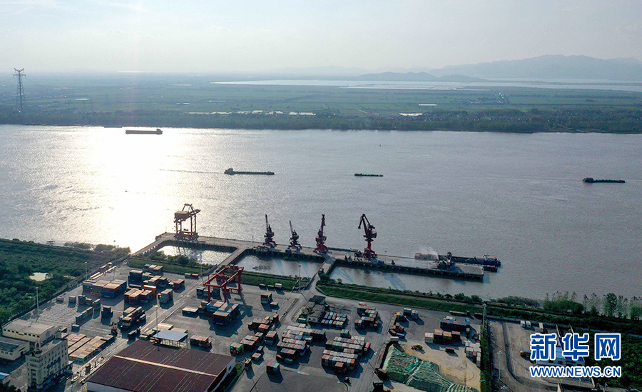 9月14日,改造升级后的安徽铜陵港长江外贸码头上,集装箱装卸作业一派