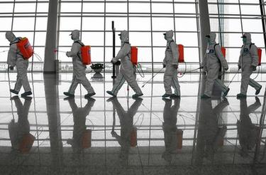 武汉天河机场为复航开展消杀作业