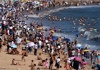 青島 海水浴場享清涼 新華網