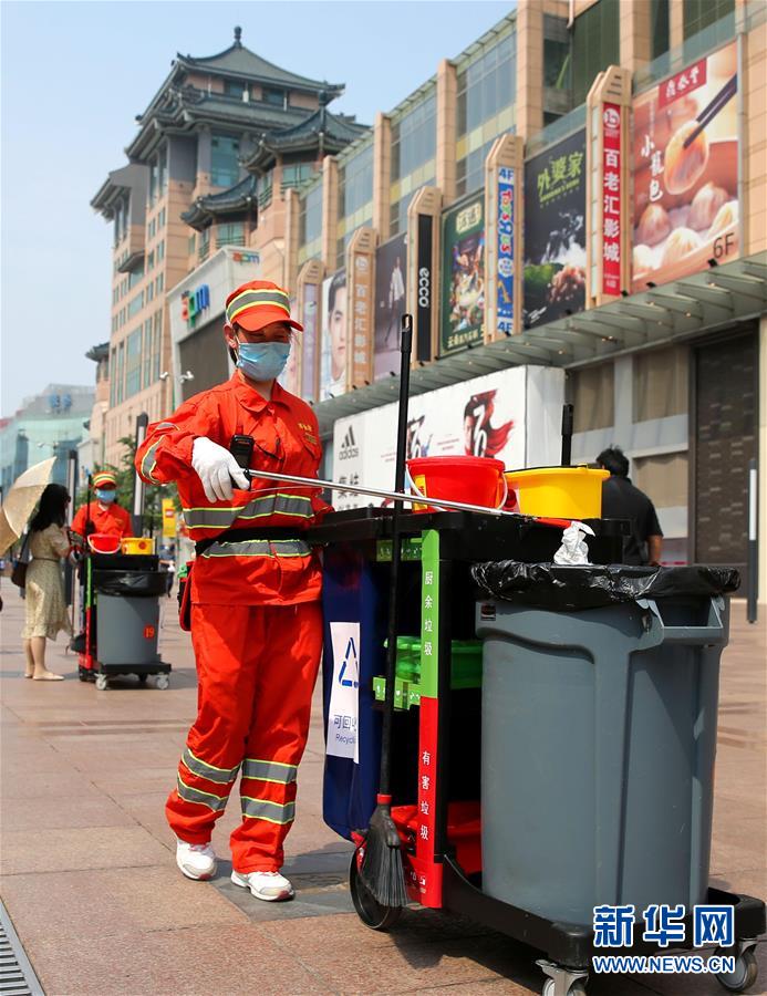 #（社會）（2）移動垃圾分類保潔車亮相北京王府井
