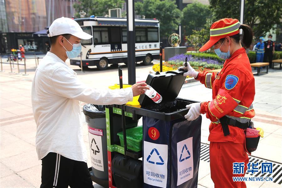 #（社會）（4）移動垃圾分類保潔車亮相北京王府井
