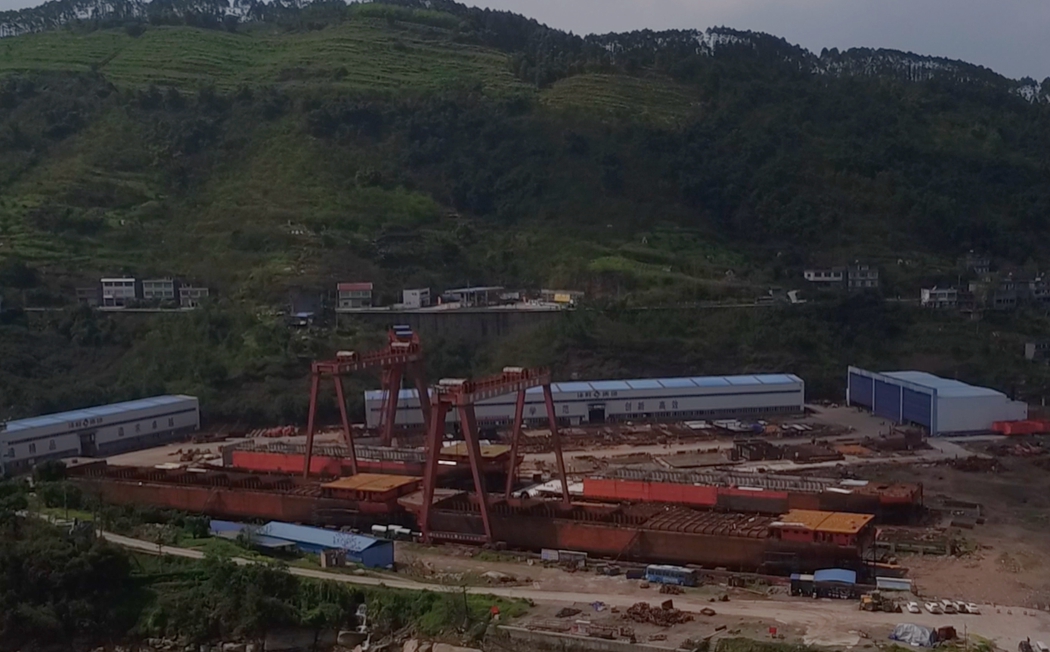 航拍重庆涪陵江边造船厂作业现场