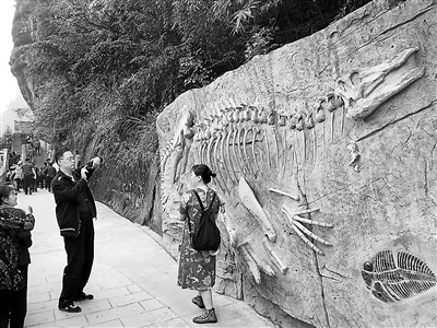 五一小长假 去綦江穿越侏罗纪AR技术喂恐龙