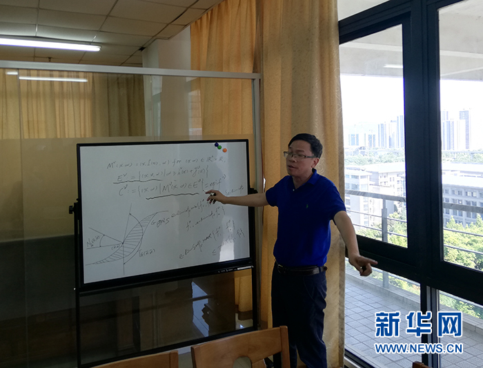 重庆师范大学教授杨新民在推算数学公式.新华网 韩梦霖 摄