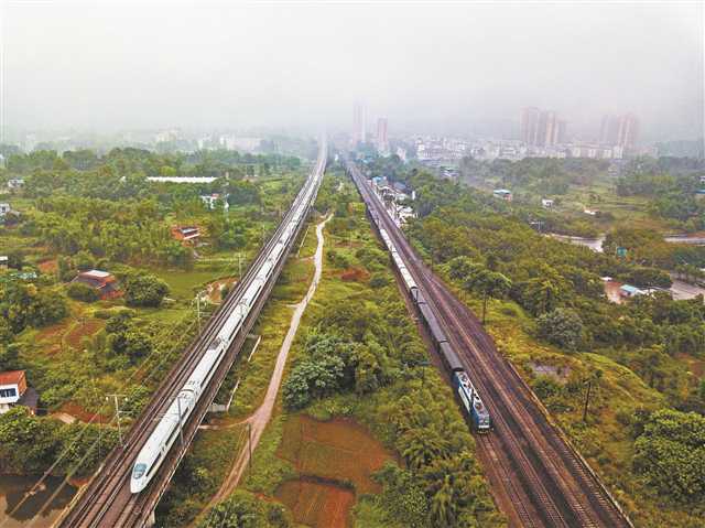 沱江大桥是成渝铁路最长的一座钢梁大桥.记者 龙帆 摄