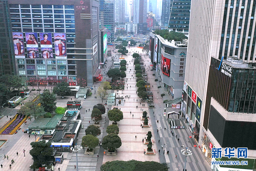 图为12:00的观音桥步行街景区,商圈内主要商铺已开业.新华网 向进摄