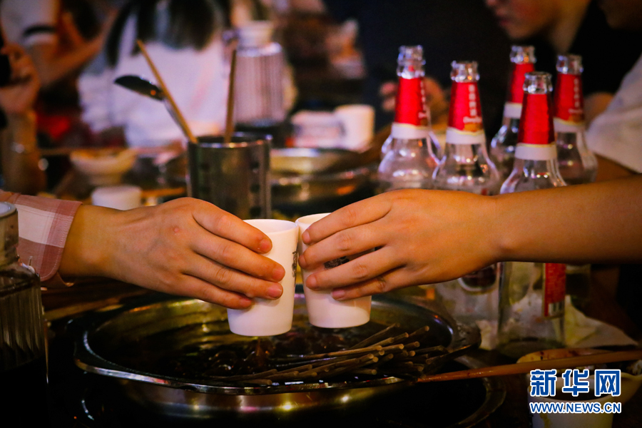 撸串,喝酒,摆龙门阵……餐饮店内的热闹氛围已基本恢复至疫情以前.