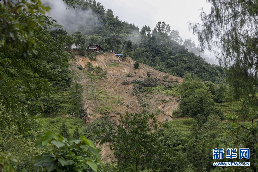 重庆武隆山体滑坡形成堰塞湖