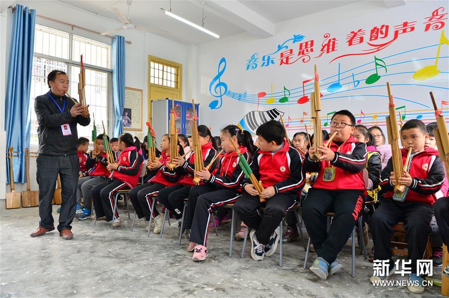 12月8日,三江侗族自治县民族实验学校音乐教师杨驰在教小学生吹奏芦笙