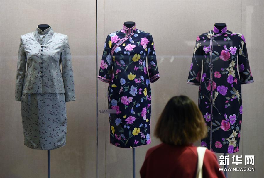 （文化）（2）百年长衫展揭示香港时尚流变
