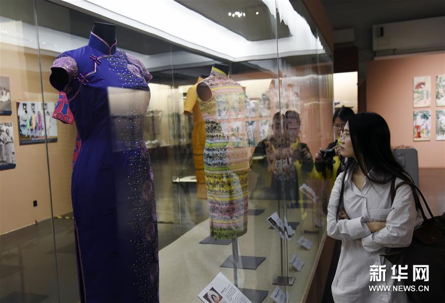 （文化）（1）百年长衫展揭示香港时尚流变