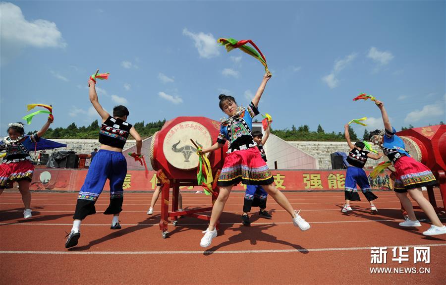 苗族"花鼓舞"进校园