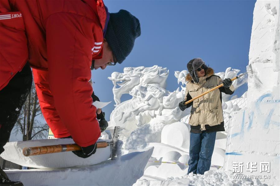 （社会）（1）第二十四届中国·哈尔滨国际雪雕比赛开铲
