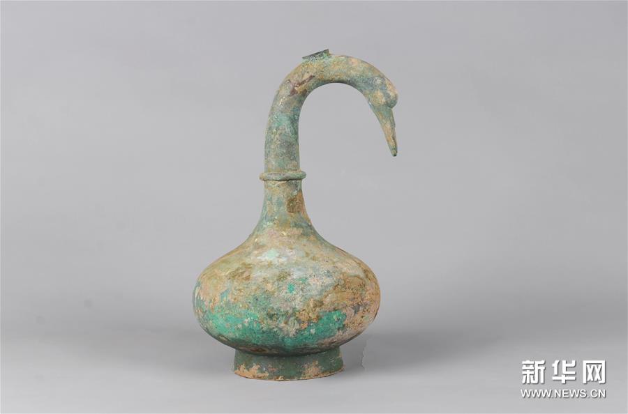 （文化視點·聽文物講故事·圖文互動）（1）鵝首曲頸青銅壺內液體：實錘了，是西漢古酒 
