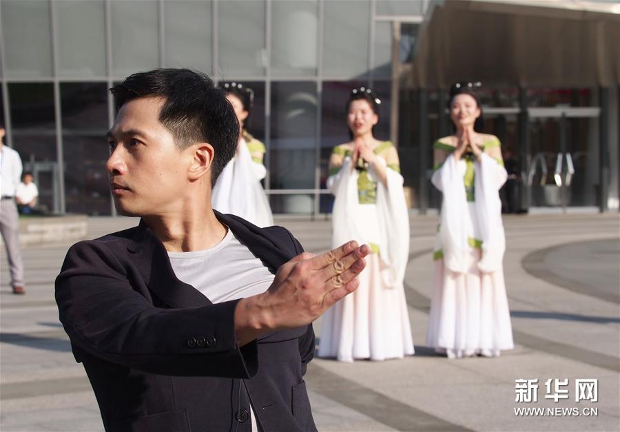 （文化）（6）“舞动十二小时”活动在上海国际舞蹈中心举行