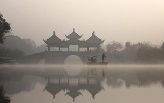 初冬晨霧籠罩揚州瘦西湖