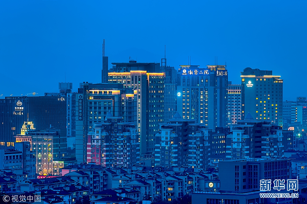 2018年5月25日,杭州,浙江大学医学院附属第二医院(浙医二院)夜景.