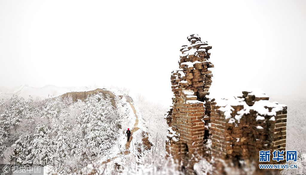 2018年4月5日,北京密云古北口,蟠龙山长城被积雪覆盖,雪景迷人.