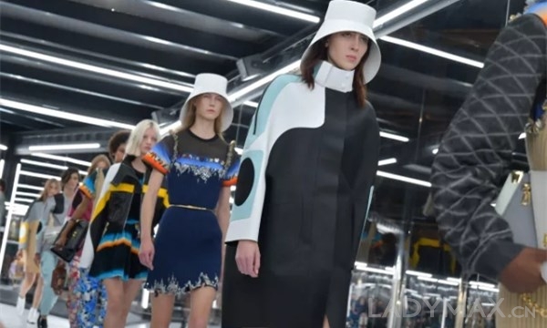 LV母公司第三季度业绩继续高涨；Moncler老板收购女装品牌 | 每日时尚要闻