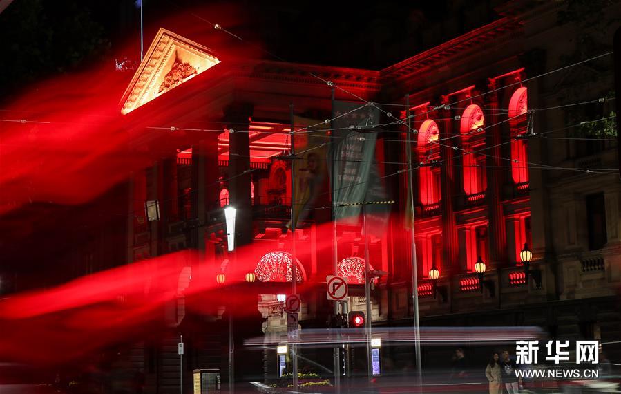 2月21日,在澳大利亚墨尔本,墨尔本市政厅点亮红色灯光.
