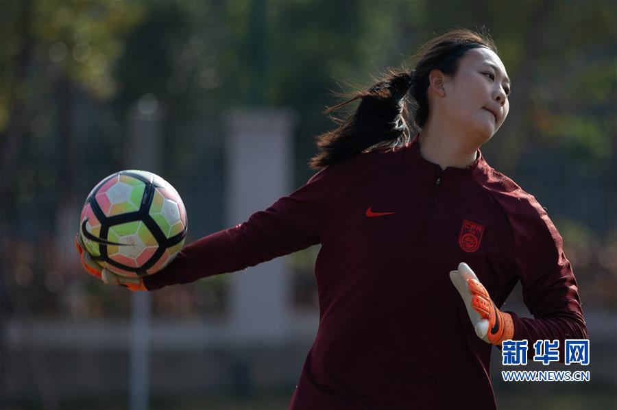 1月23日,中国女足黄队守门员周莉在赛前训练.