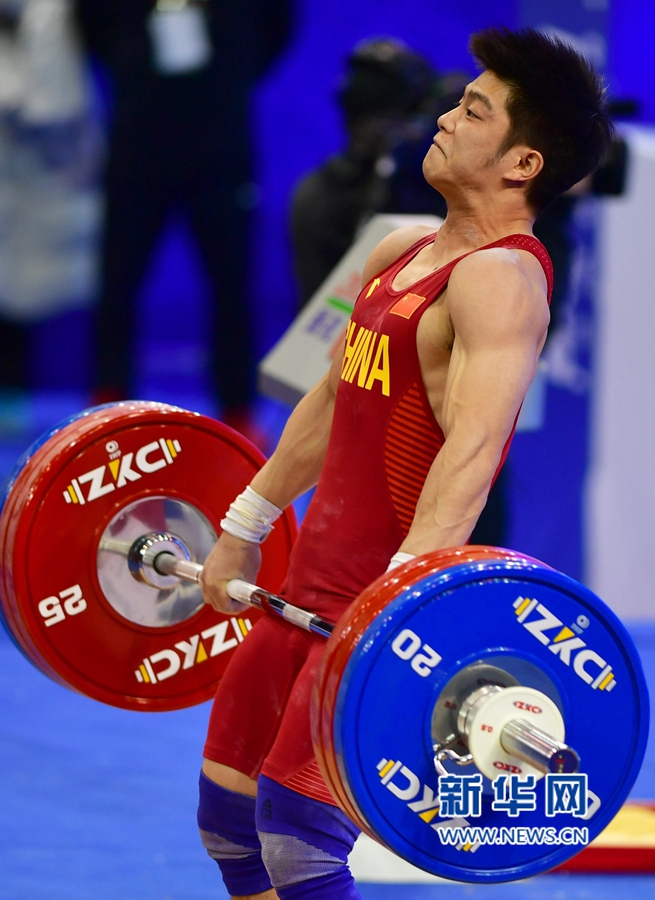 举重世界杯赛暨东京奥运会资格赛男子67公斤级比赛中,中国选手黄闽豪