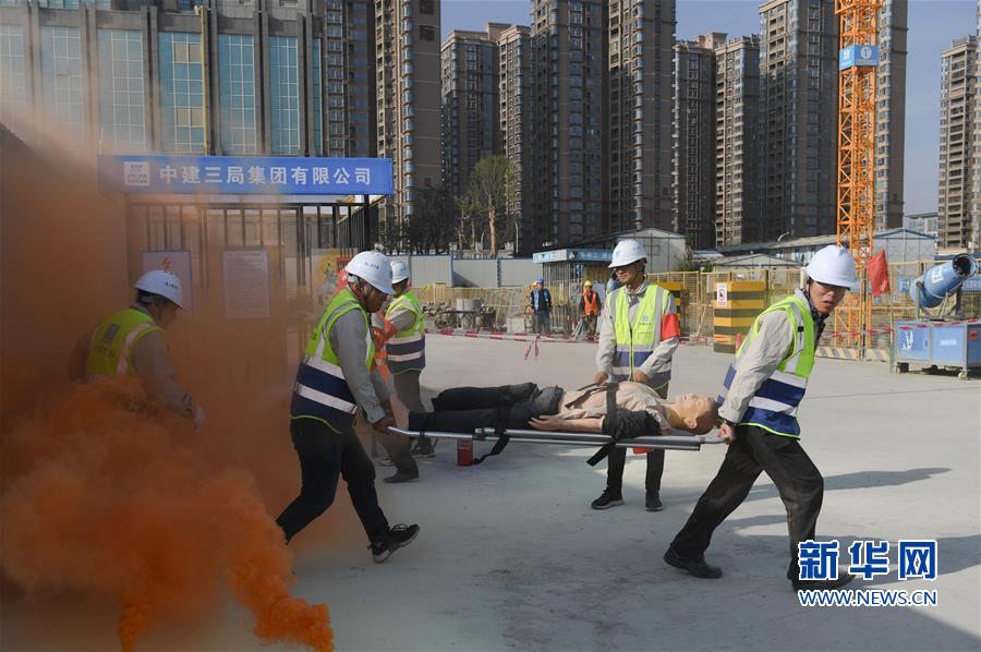 （社会）（3）福建泉州举行建筑施工消防安全事故应急救援演练