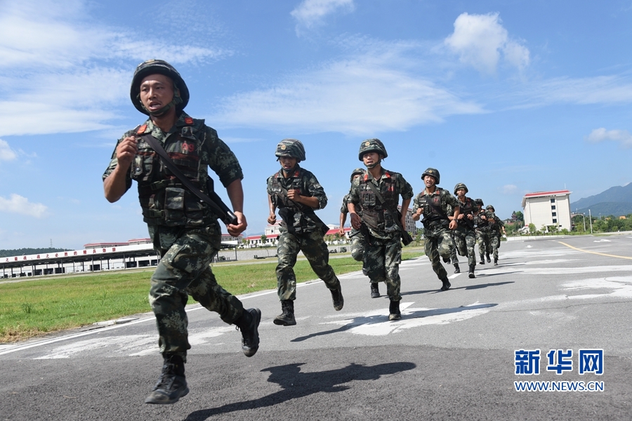 组图丨武警特战官兵高温"淬火"