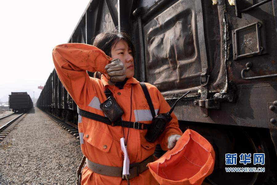 1月26日,在福建上杭火车站,调车员丘丽榕在作业间隙擦拭汗水.