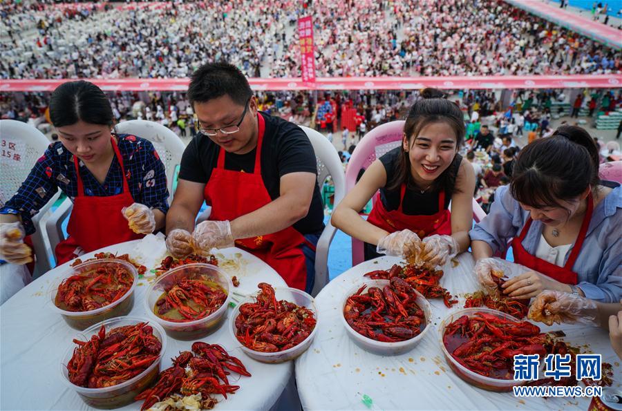 （社会）（2）江苏盱眙：5万人共享“龙虾宴”