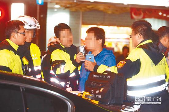 圖為警方執行酒駕攔檢勤務。（圖片來源：臺灣《中時電子報》）