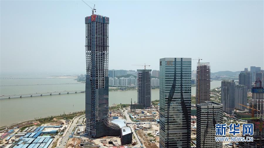 广东珠海在建第一高楼主体封顶