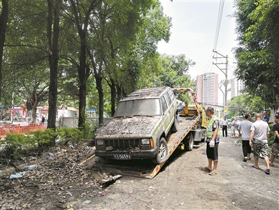 番禺清理400多辆"僵尸车" 路边"僵尸车",快醒醒!