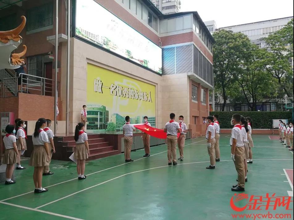 东风东路小学在举行升旗仪式.羊城晚报全媒体记者 蒋隽 摄