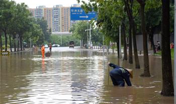 台风“艾云尼”携雨袭广州
