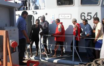 利比亚海军在西部海域救起301名非法移民