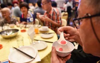 马来西亚举行吃汤圆迎冬至活动
