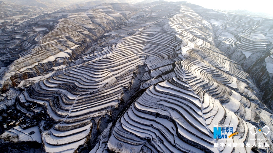 航拍黄土高原雪色"掌纹 蜿蜒如浪美如画