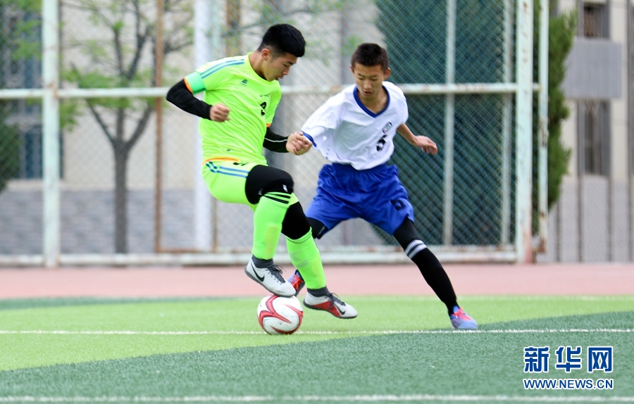 甘肃张掖市甘州区育才中学同南关学校初中男子足球队在进行足球比赛