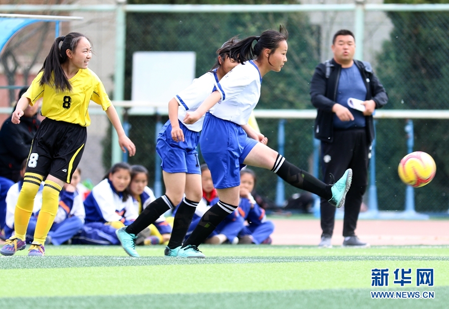 甘肃张掖市甘州区育才中学同明永中学初中女子足球队在进行足球比赛