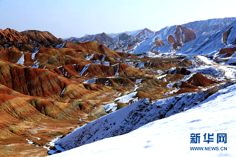 这是12月9日拍摄的甘肃省张掖市七彩丹霞景区雪景.