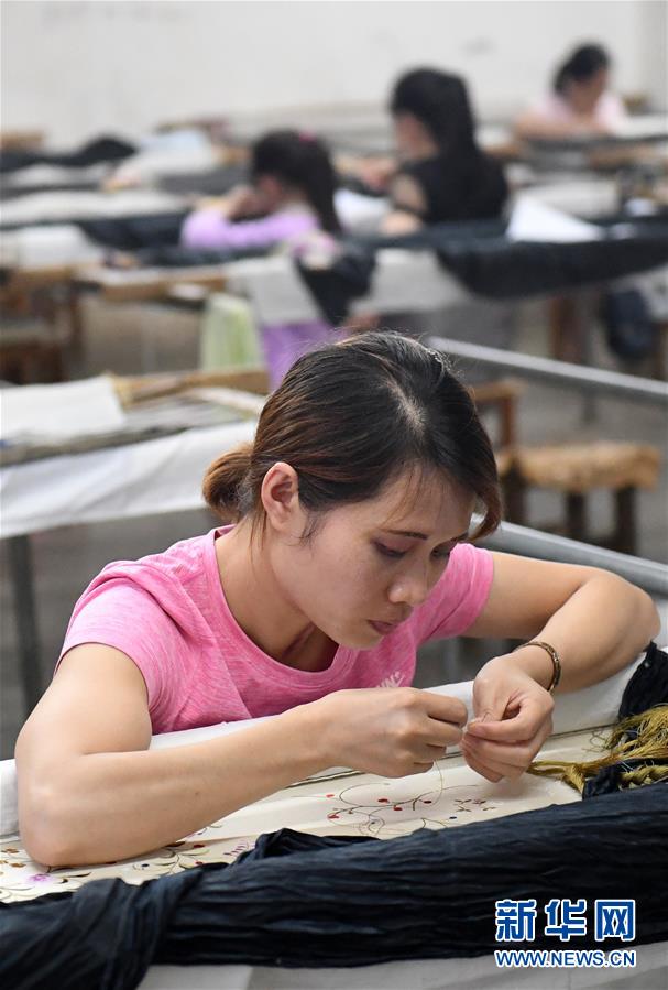 （经济）（1）广西靖西：妇女家门口就业