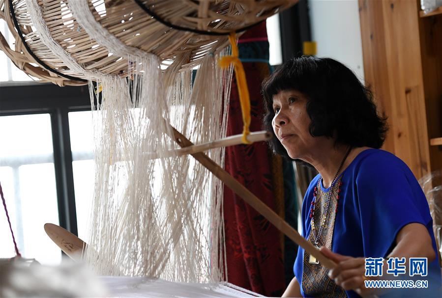 （图片故事）（10）一位六旬壮锦“织女”的传承与创新