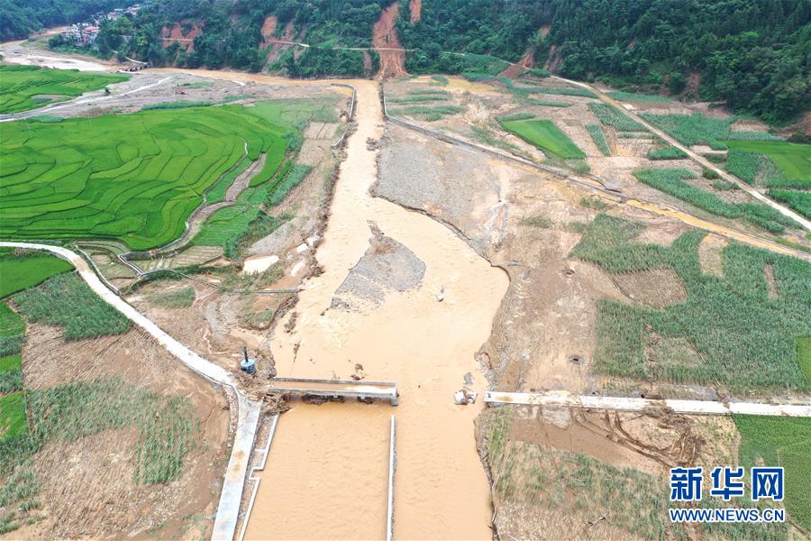 （图文互动）（2）山洪过后留下“瀑布”“断桥”  广西东兰积极开展抗洪抢险和灾后重建工作