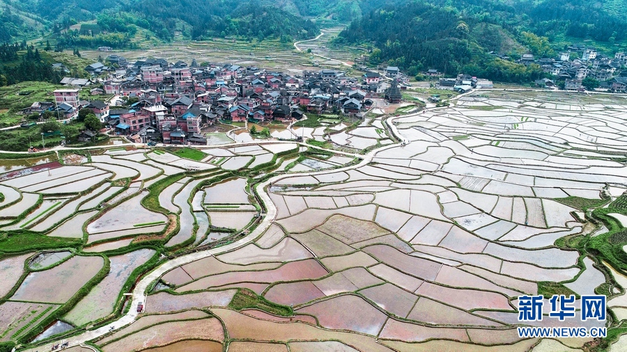 无人机航拍的三江侗族自治县良口乡和里村风景.新华网发 龚普康摄